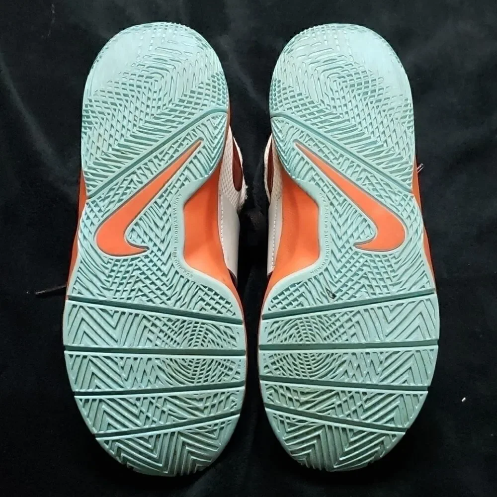 NIKE TEAM HUSTLE D8 BASKETBALL SHOES, SIZE 5